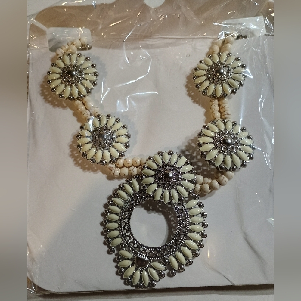Elegant Cream and Silver Floral Jewelry Set